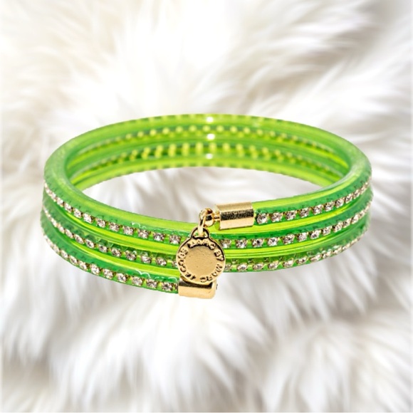 Jewelry - Elegant Green Bracelet with Gold Accents